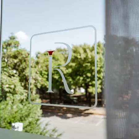 Independent מלון